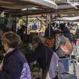 Davanti alle colorate bancarelle di pesce, frutta e verdura ci sono tantissime persone tra cui spiccano le anziane signore con i loro fedeli cestini per la spesa (foto di Gennaro Gargiulo)